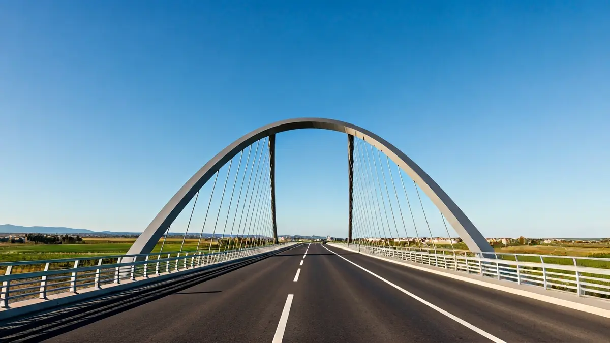 Image of the pedestrian and cycling bridge between Sueca and Fortaleny, with its metallic arch over the highway.