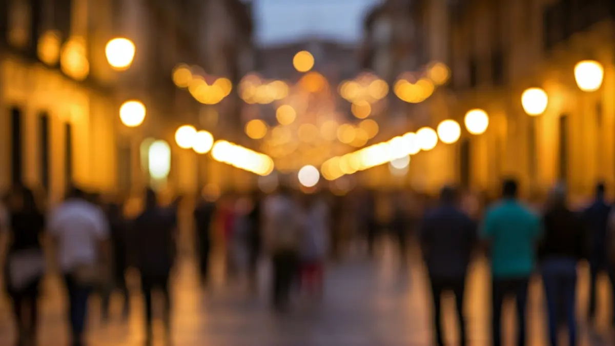 Imatge d'una processó tradicional al centre de València amb gent i decoracions festives.