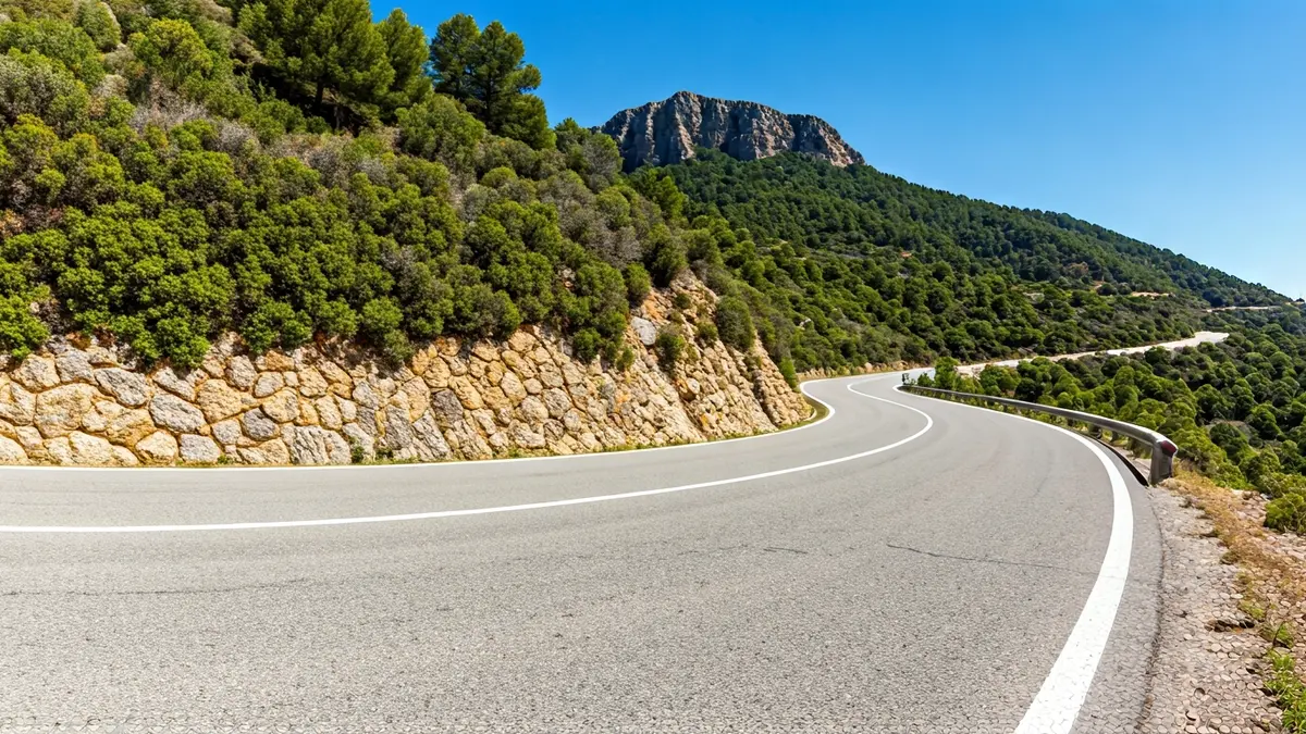 Imatge d'una carretera de muntanya millorada a la Comunitat Valenciana.