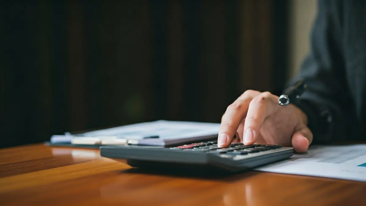 Imagen genérica de una mano con una calculadora, simbolizando la gestión presupuestaria.