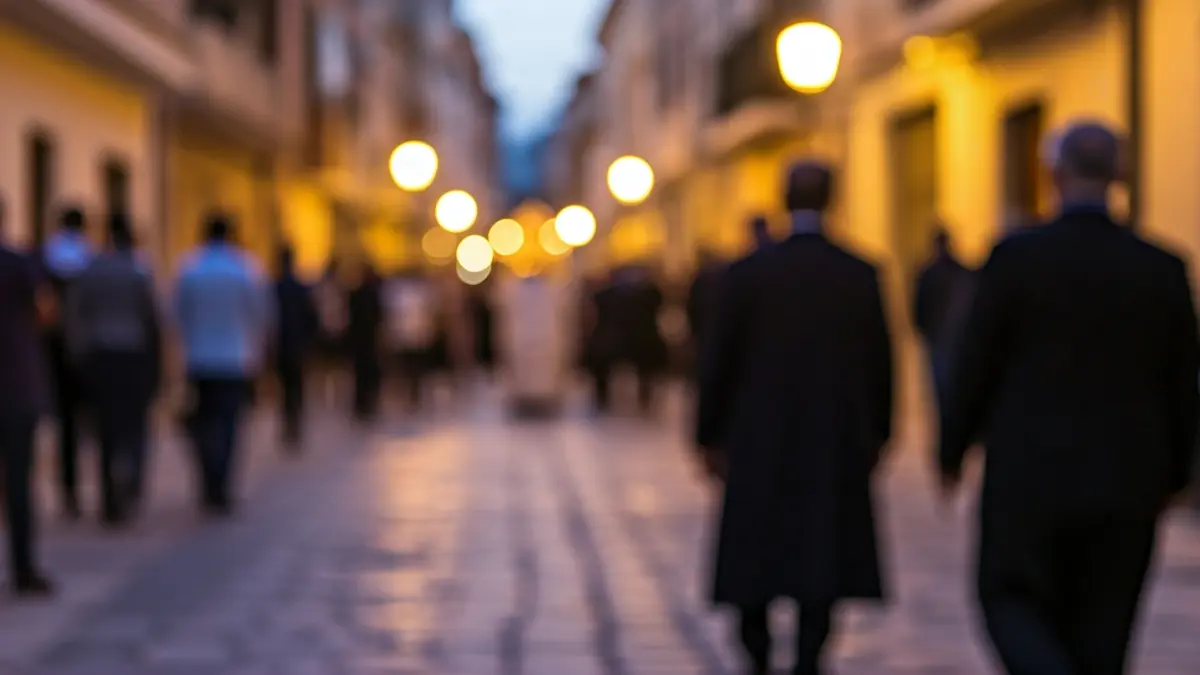 Imatge genèrica d'un carrer empedrat en una ciutat mediterrània durant una processó.