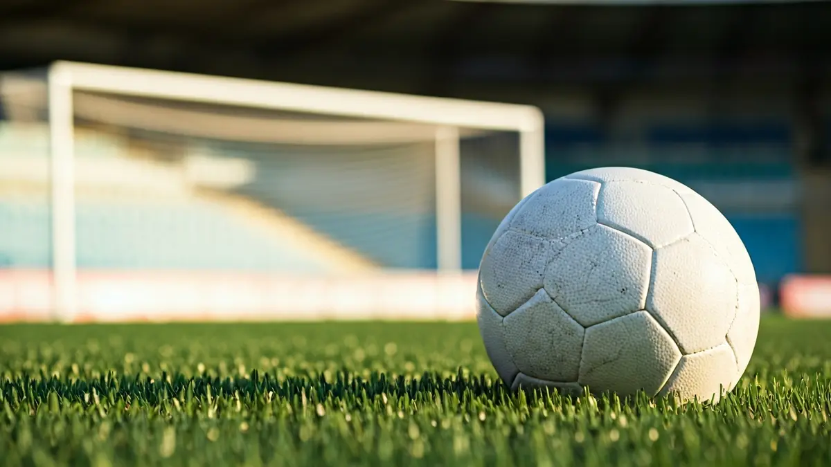 Imatge genèrica d'una pilota de futbol en la gespa d'un estadi.