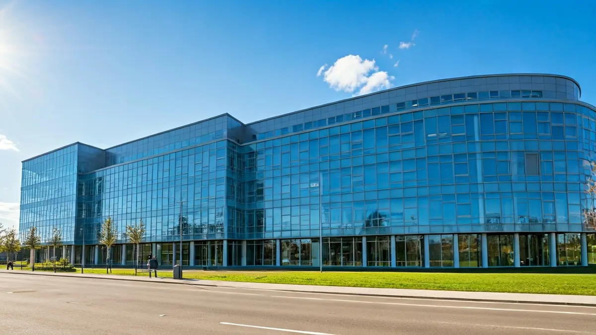 Imagen genérica de un edificio universitario moderno con grandes ventanas.