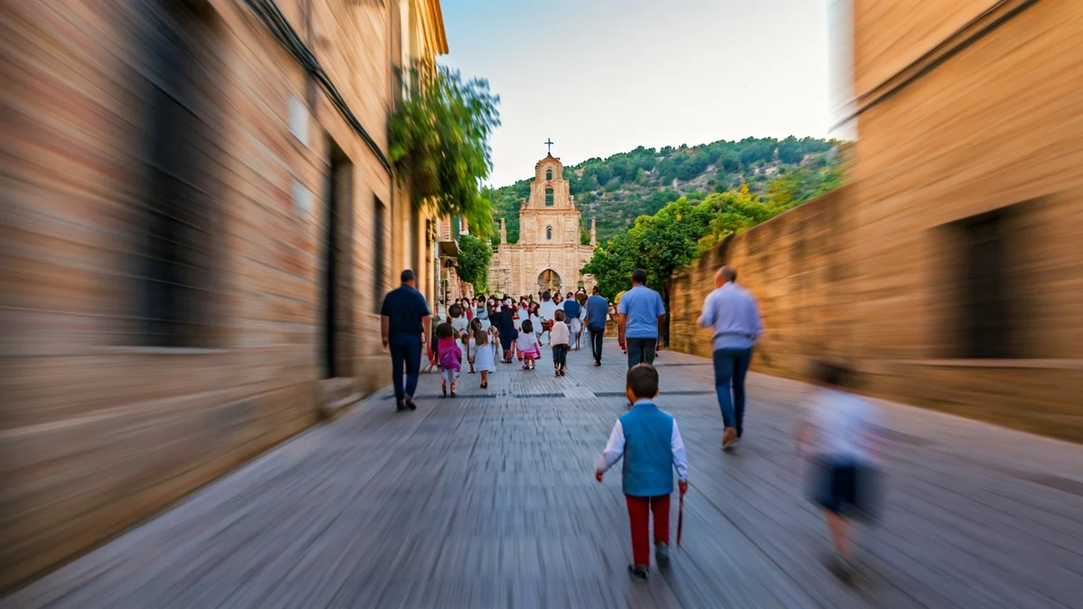 Imatge d'una romeria tradicional amb xiquets i adults pujant un camí.