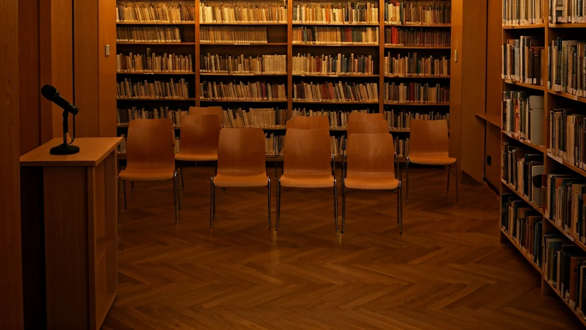 Imatge genèrica d'una biblioteca amb prestatgeries de fusta i un ambient acollidor de lectura.