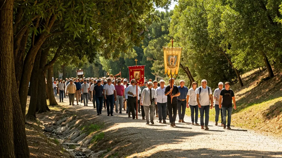 Imatge d'una multitud de persones participant en una rogativa en un parc natural, amb arbres i un cel clar.