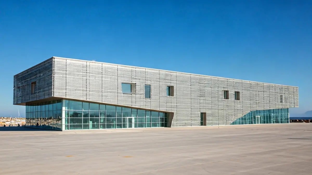 Imatge d'un modern centre d'investigació en un port, amb grans finestres i equipament científic avançat.