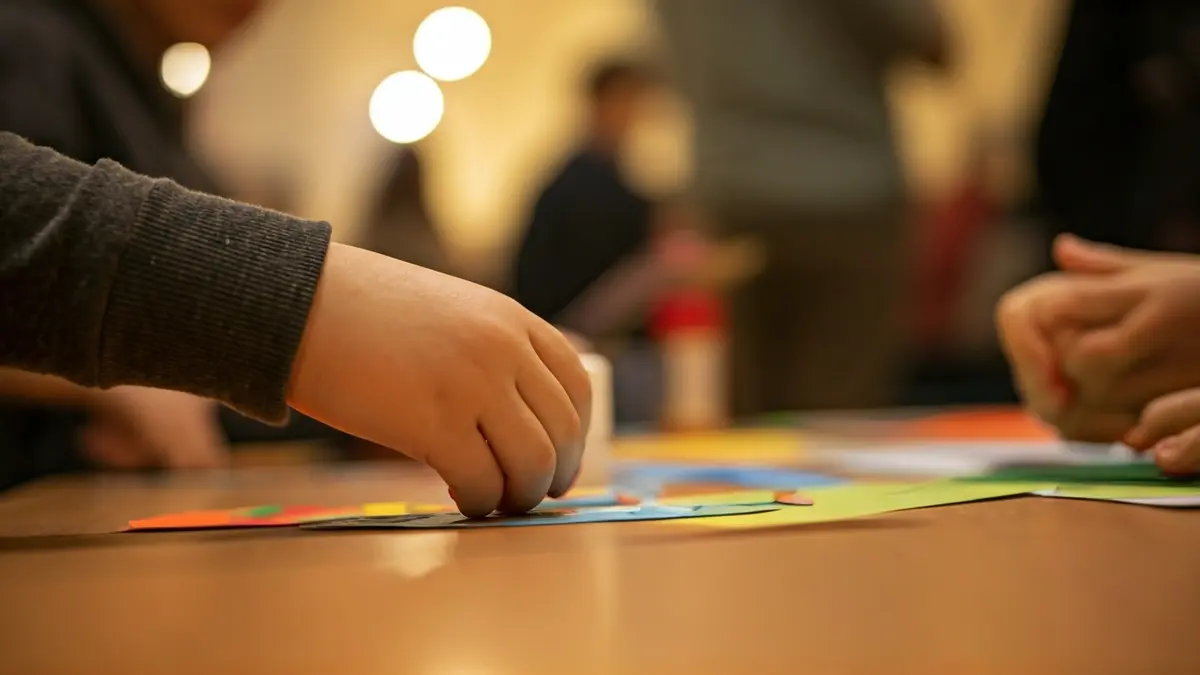 Imagen genérica de manos de niños haciendo manualidades en un entorno educativo.