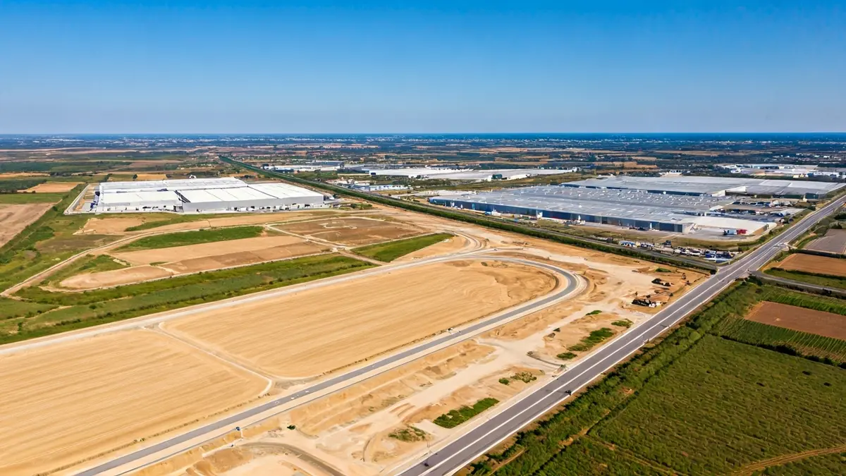 Imatge aèria d'un polígon industrial en expansió, amb noves parcel·les i infraestructures en desenvolupament.
