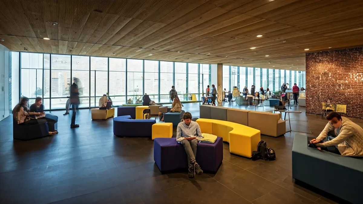 Imagen genérica de un espacio joven moderno y acogedor con jóvenes interactuando.