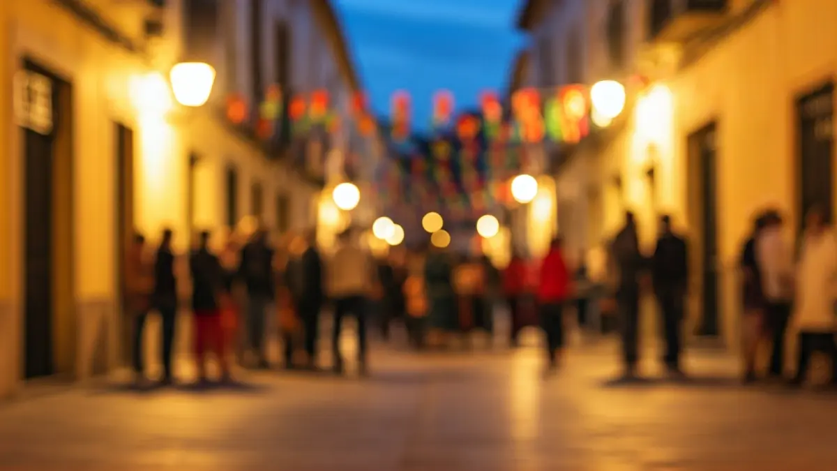 Imatge d'ambient festiu en un carrer mediterrani amb música en directe.