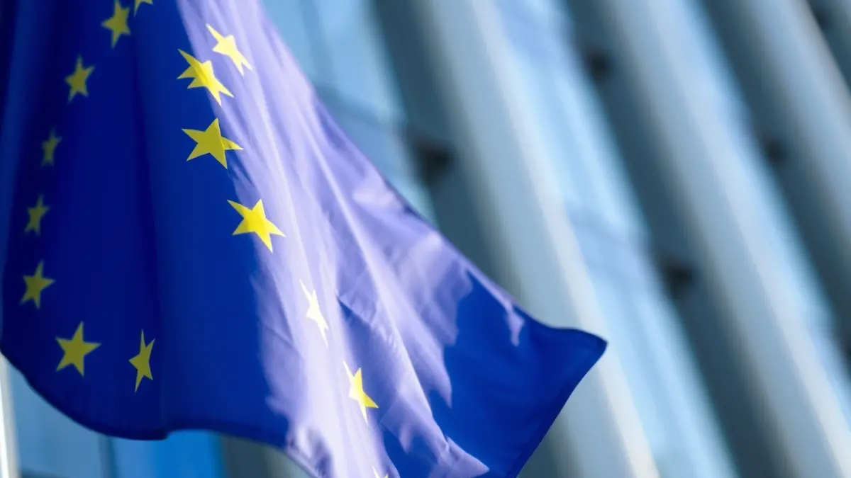 Imatge genèrica d'una bandera de la Unió Europea onejant, simbolitzant reconeixement oficial i qualitat.