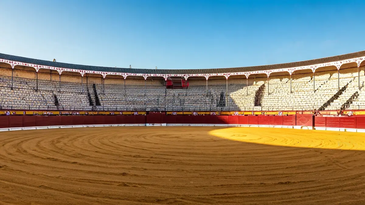 Imatge genèrica d'una plaça de bous buida sota el sol.