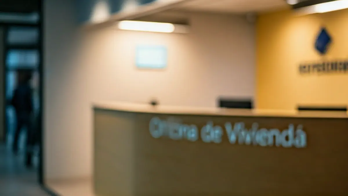 Imatge d'una oficina municipal de vivenda amb un taulell d'atenció al públic.