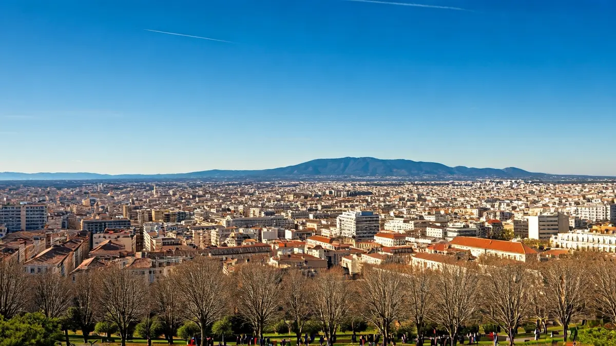 Imatge genèrica d'un dia assolellat i clar en una ciutat mediterrània, amb un cel blau i una brisa lleugera.