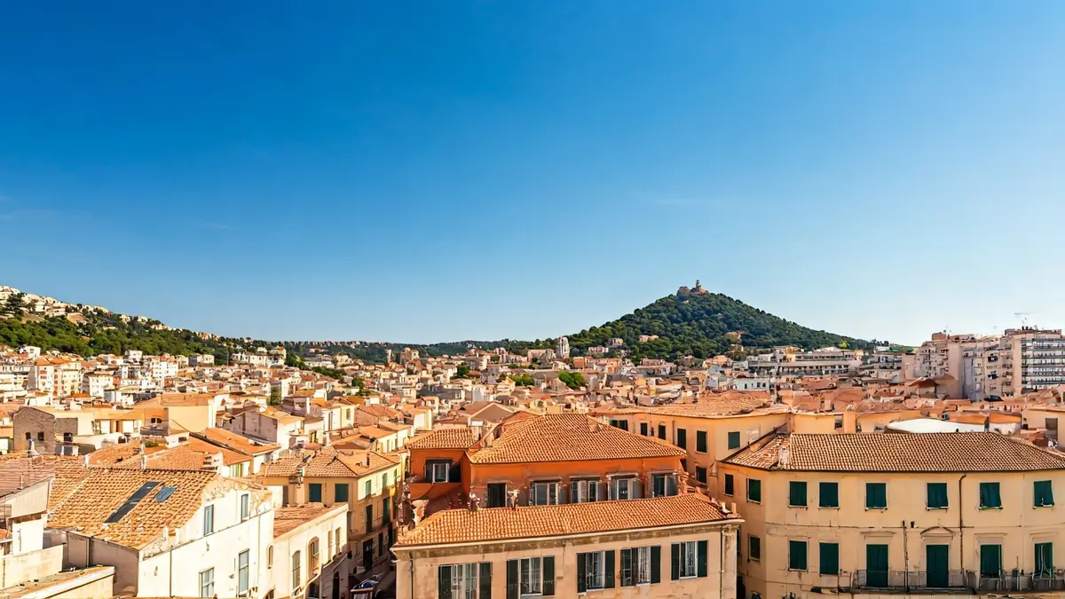 Imatge genèrica d'un cel clar i assolellat sobre una ciutat mediterrània.