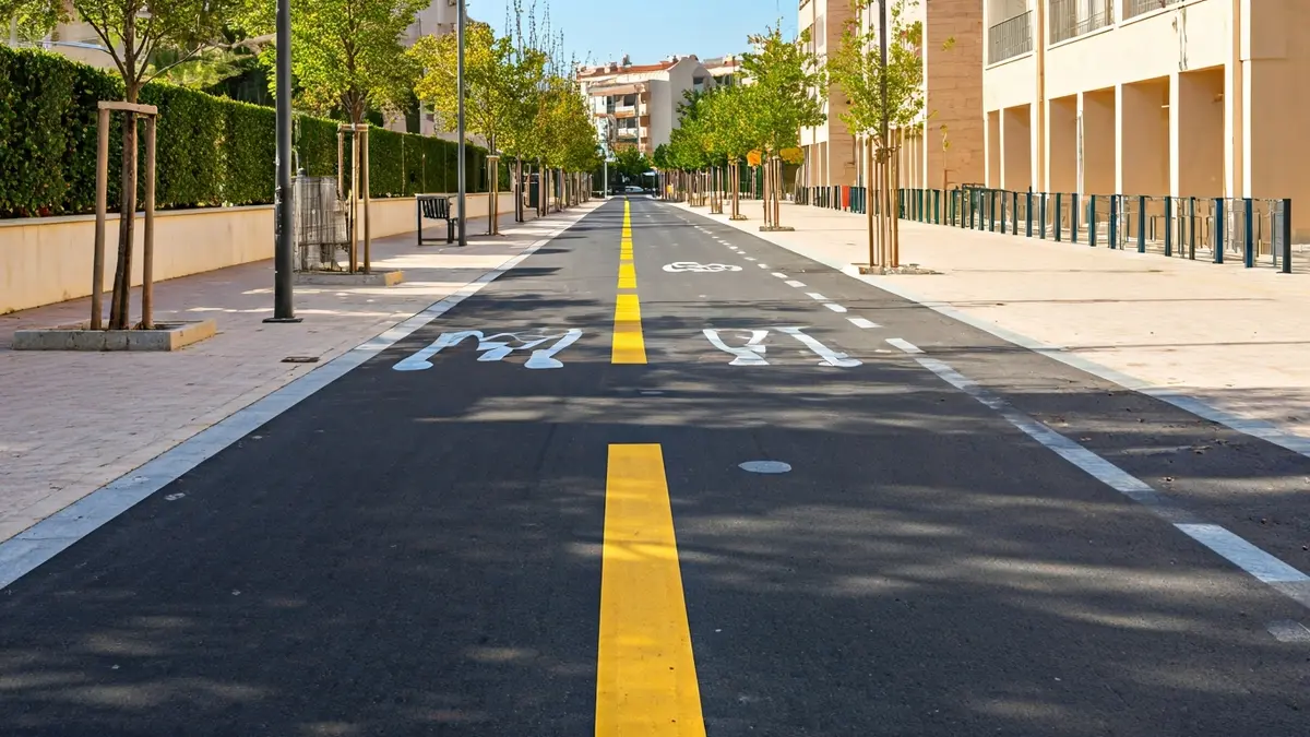 Imagen de un carril bici recién construido en una zona urbana, con adoquines y señalización clara.