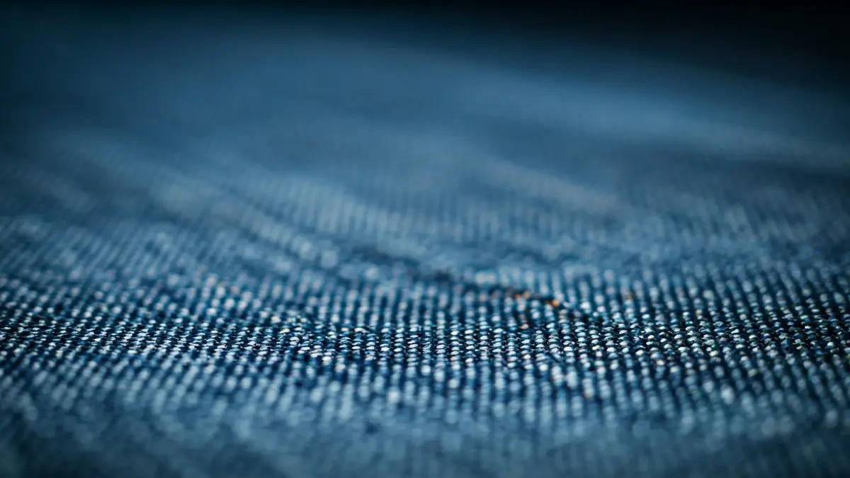 Imatge genèrica de teixit vaquer amb detalls de fibra reciclada.