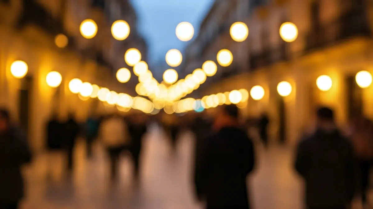 Imagen genérica de una fiesta tradicional valenciana con gente e iluminación festiva.