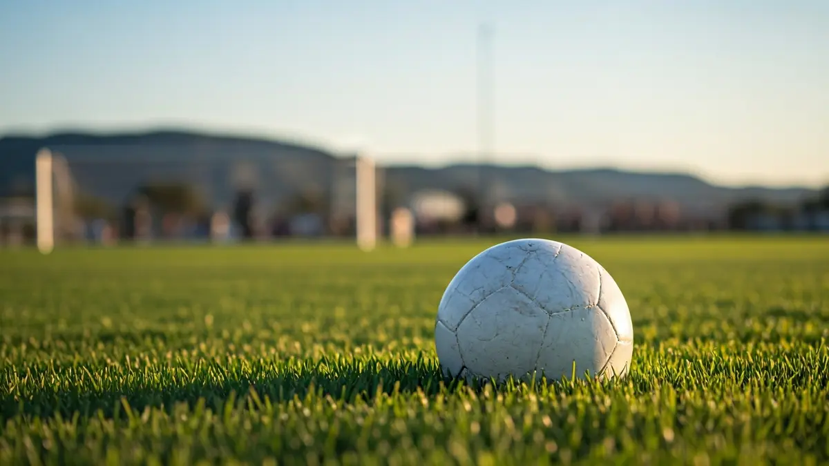 Imagen genérica de un balón de fútbol sobre el césped de un campo deportivo.