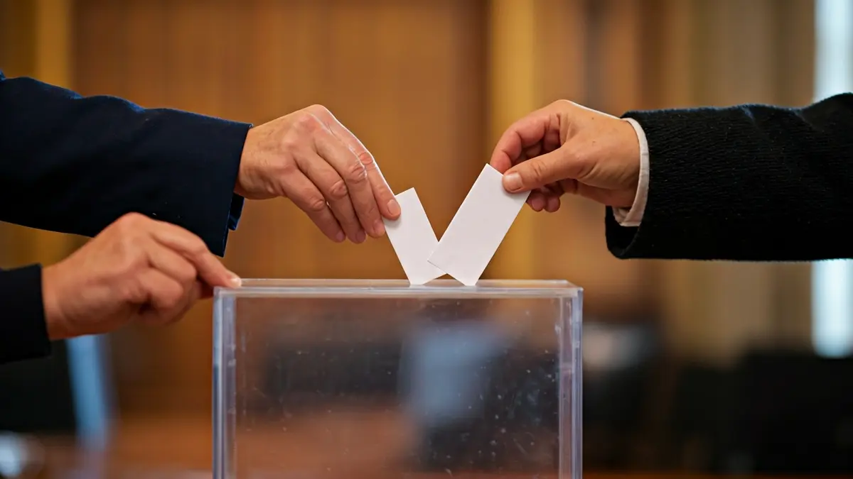 Imagen genérica de manos votando en una urna, simbolizando la participación ciudadana en decisiones municipales.