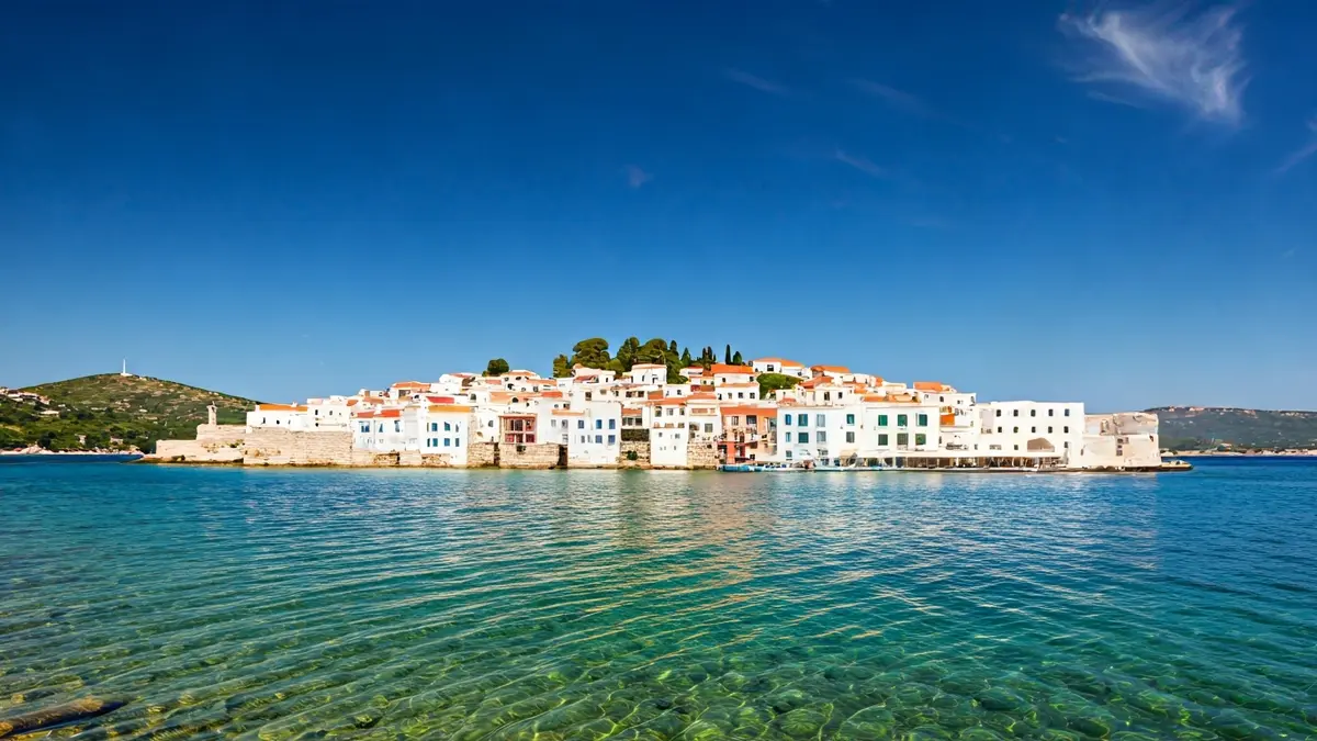 Imatge de l'illa de Tabarca amb les seues edificacions històriques i el mar Mediterrani