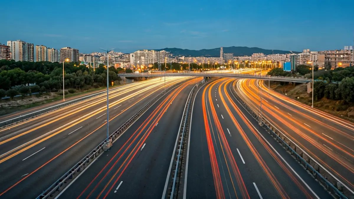 Imagen genérica de un intercambiador de autopistas con tráfico intenso a primera hora de la mañana.