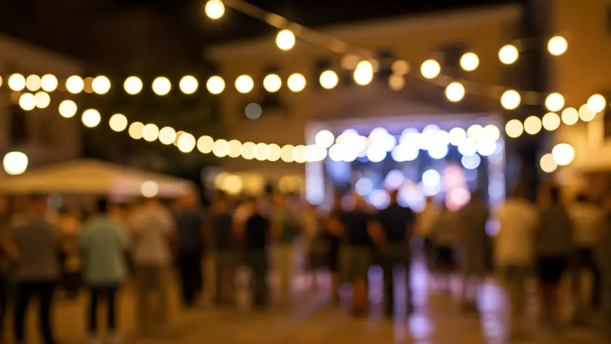Imatge d'una plaça amb gent celebrant una festa cultural amb música i ball.