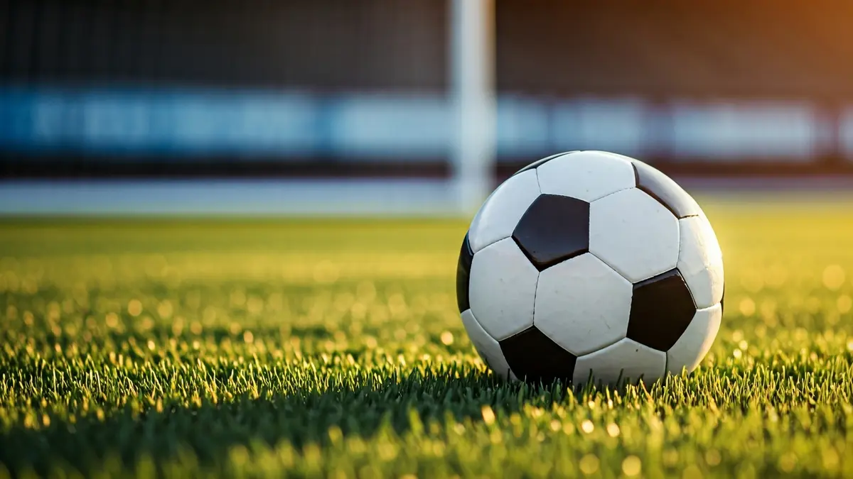 Imatge genèrica d'una pilota de futbol sobre la gespa d'un estadi.