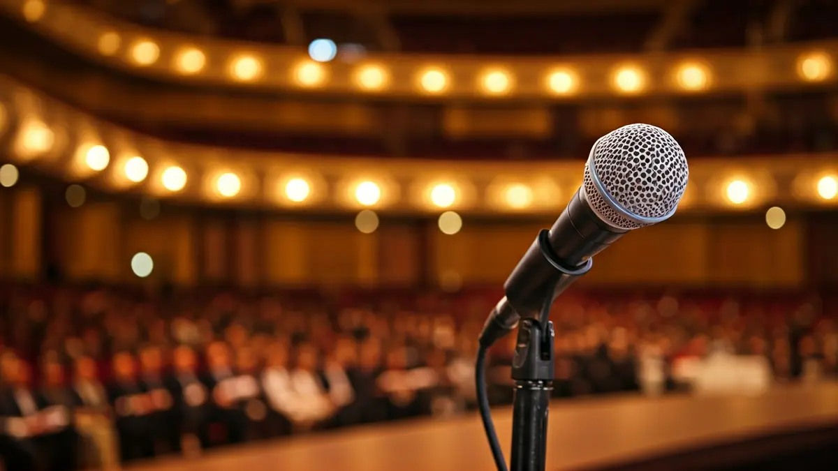 Imatge genèrica d'un micròfon en un faristol durant una conferència.