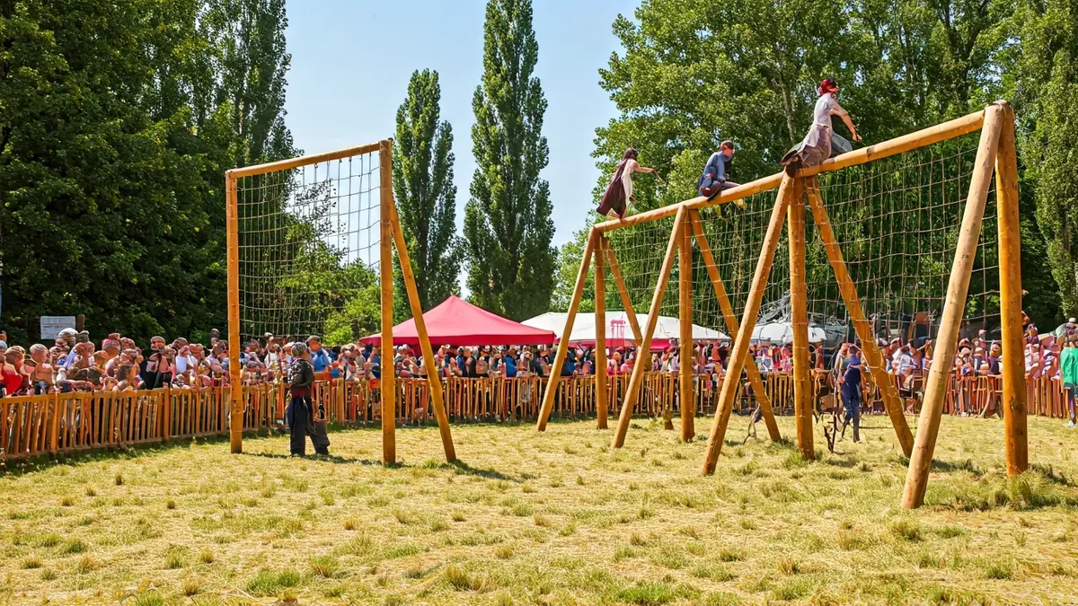 Imatge d'una carrera d'obstacles amb temàtica medieval en un entorn rural.