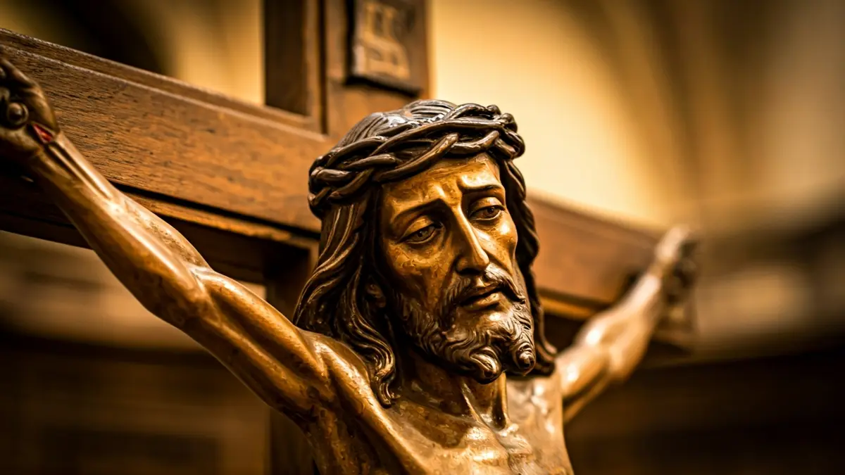 Imatge d'un crucifix antic de fusta amb detalls artístics.