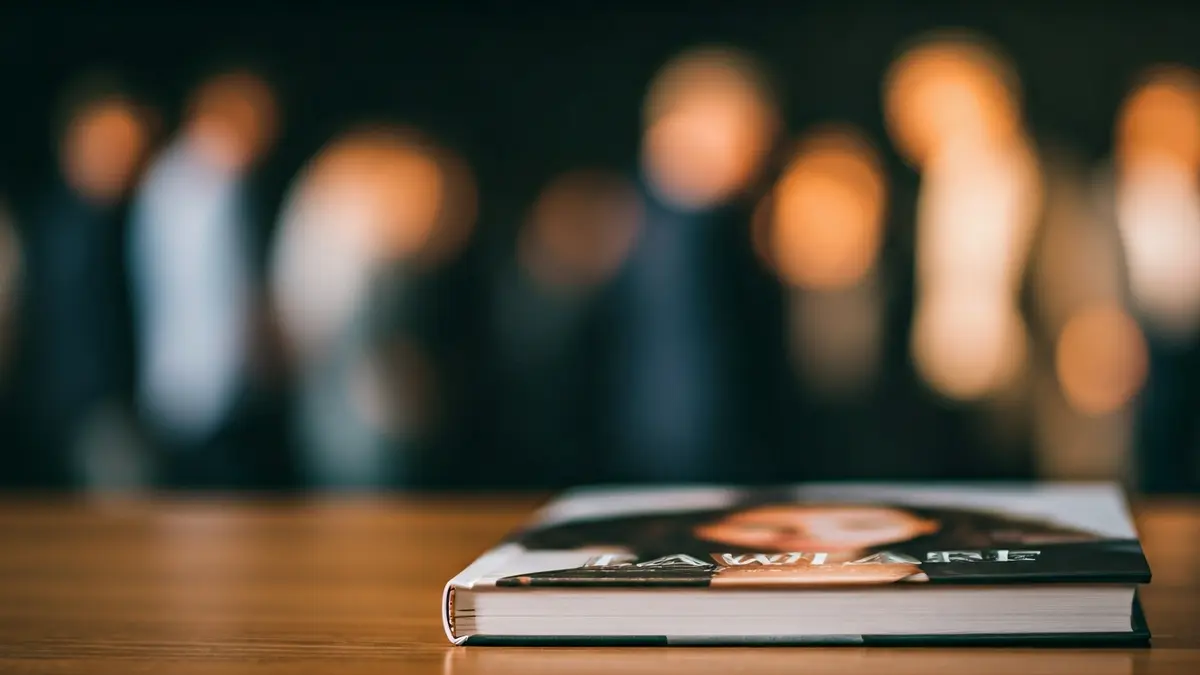 Imatge d'un llibre titulat 'Lawfare, la guerra bruta judicial contra Mónica Oltra' sobre un escritori.