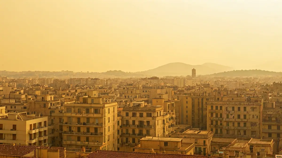 Imatge genèrica d'un paisatge urbà amb cel tèrbol a causa de la pols en suspensió.