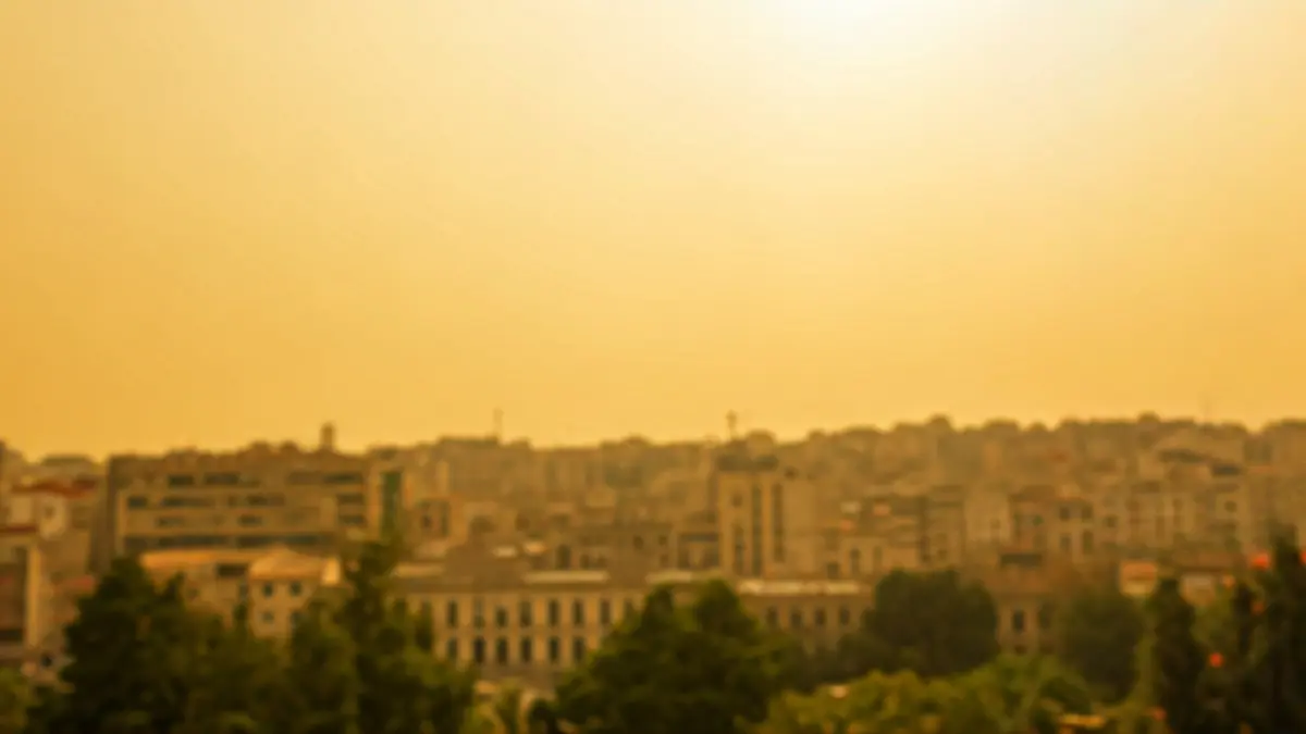 Imatge genèrica d'un paisatge urbà amb el cel tèrbol per la pols en suspensió.