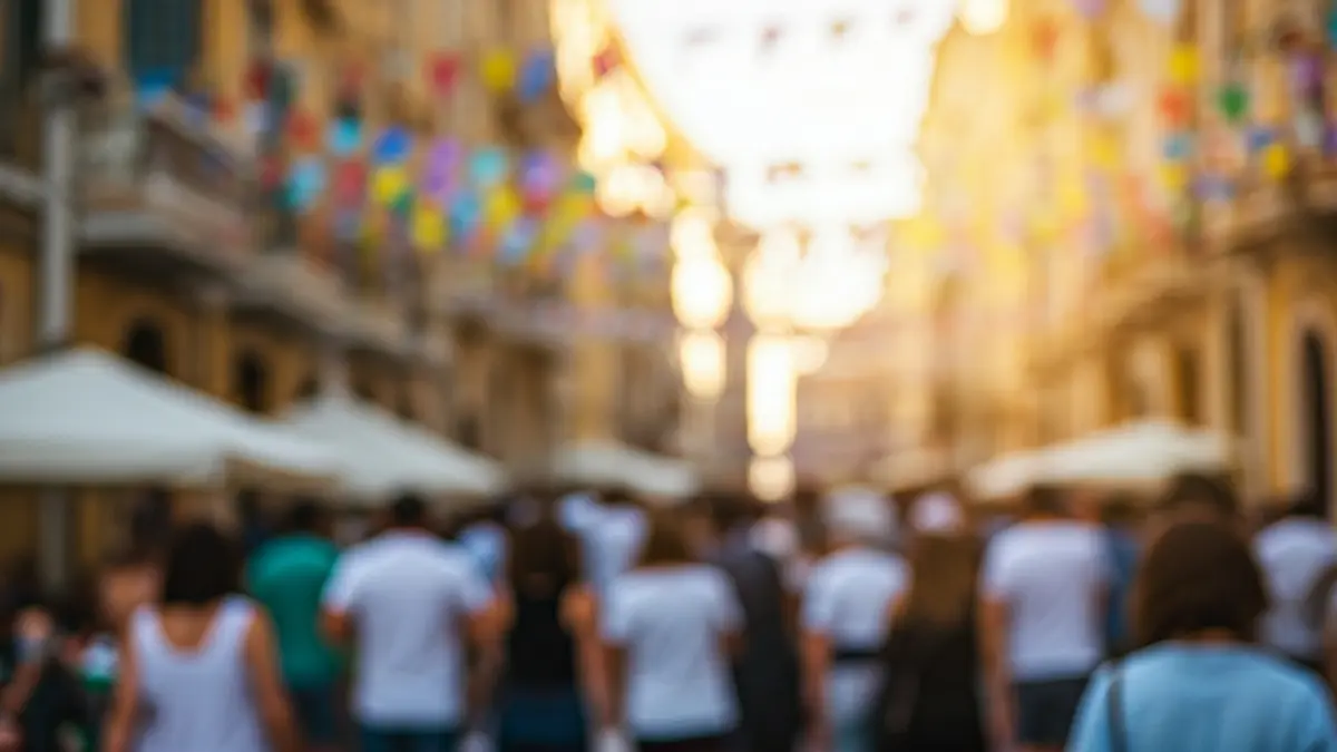 Imatge d'una celebració tradicional en un carrer de València, amb gent i decoracions festives.