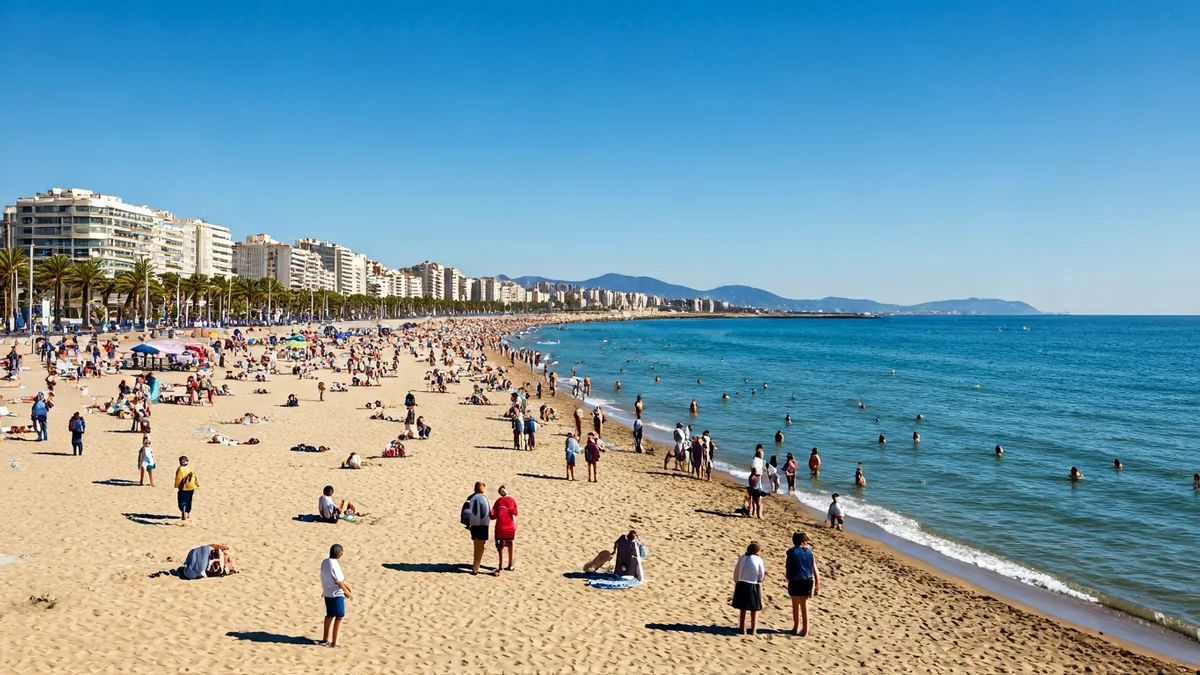 Imatge genèrica d'una platja mediterrània plena de gent gaudint del sol i el mar.