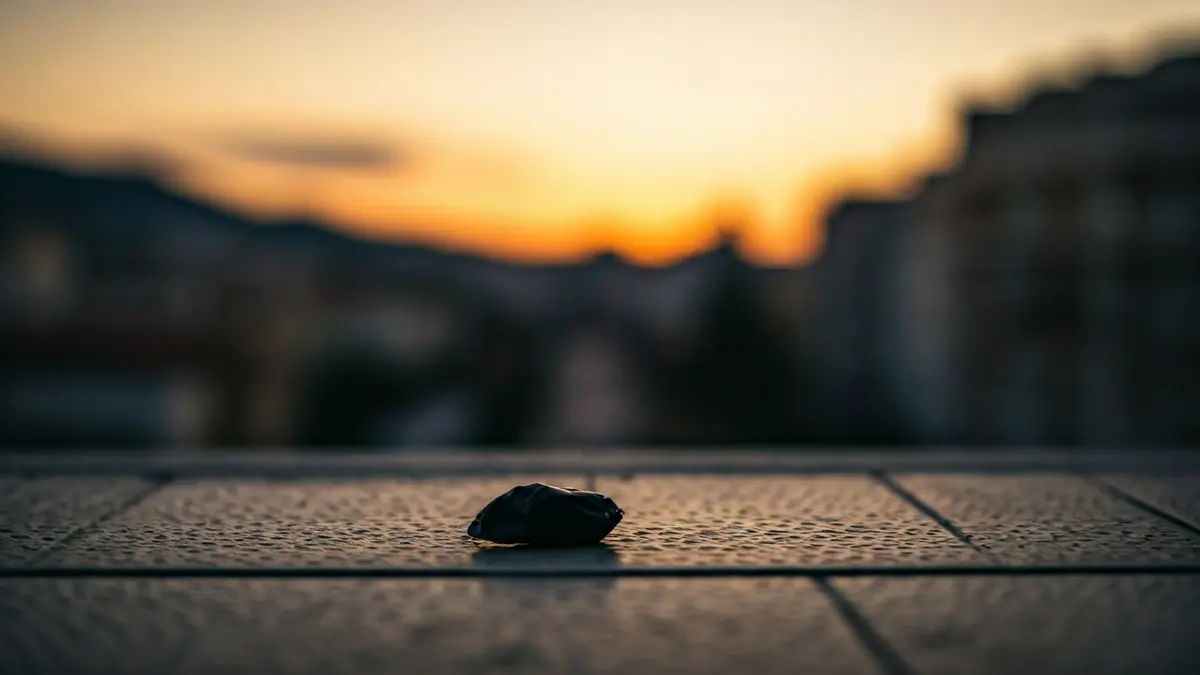 Imagen de un balcón residencial con un objeto oscuro en el suelo, sugiriendo un acto vandálico.