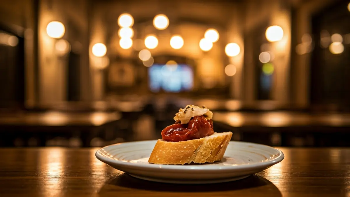 Imagen genérica de una tapa elaborada en un plato, con un fondo desenfocado.
