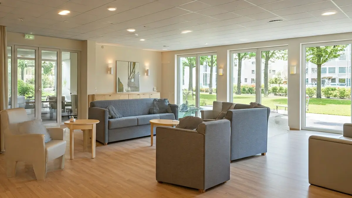 Imatge genèrica de l'interior d'una residència de gent gran amb espais lluminosos i acollidors.