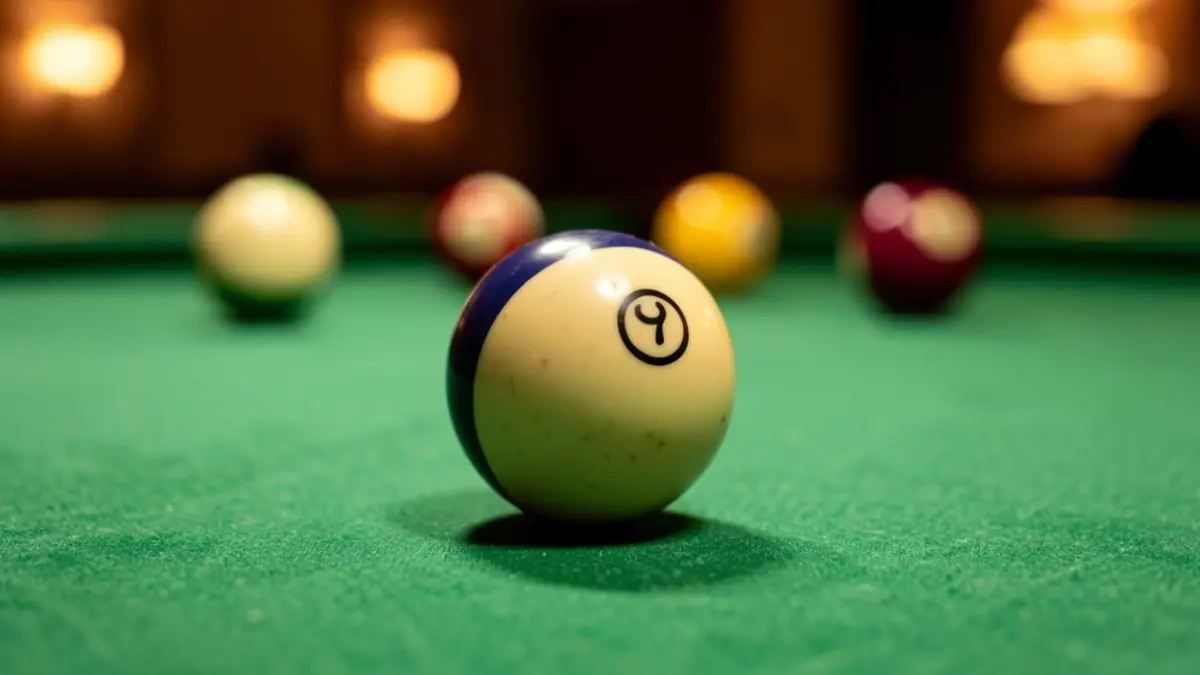 Imatge genèrica d'una bola de billar sobre la taula.