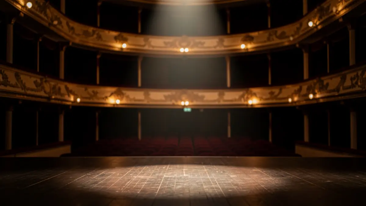 Imatge genèrica d'un escenari de teatre buit amb llums.