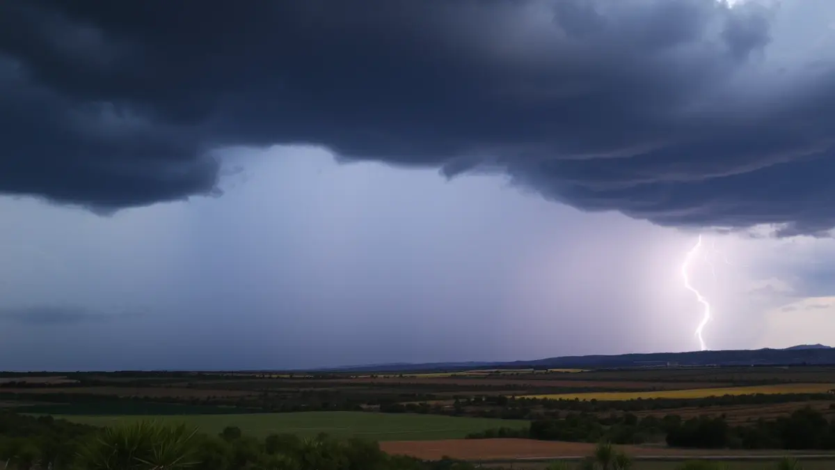 Imatge genèrica d'un cel fosc i tempestuós amb pluja intensa i llamps, indicant una alerta per pluges i granís.