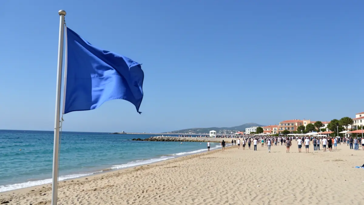 Imatge genèrica d'una platja amb una Bandera Blava onejant.