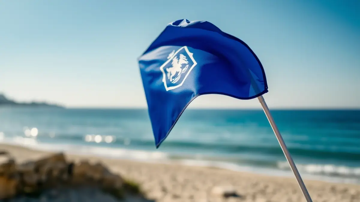 Imagen genérica de una Bandera Azul ondeando en una playa de la Comunidad Valenciana.