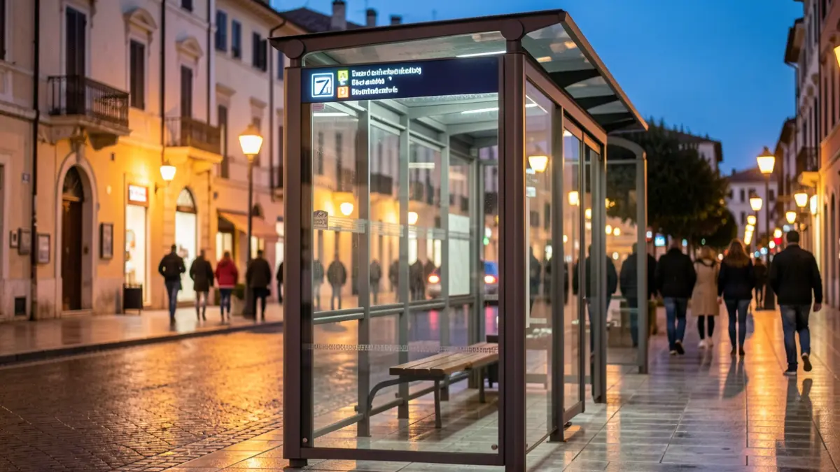 Imagen genérica de una parada de autobús moderna iluminada al atardecer.