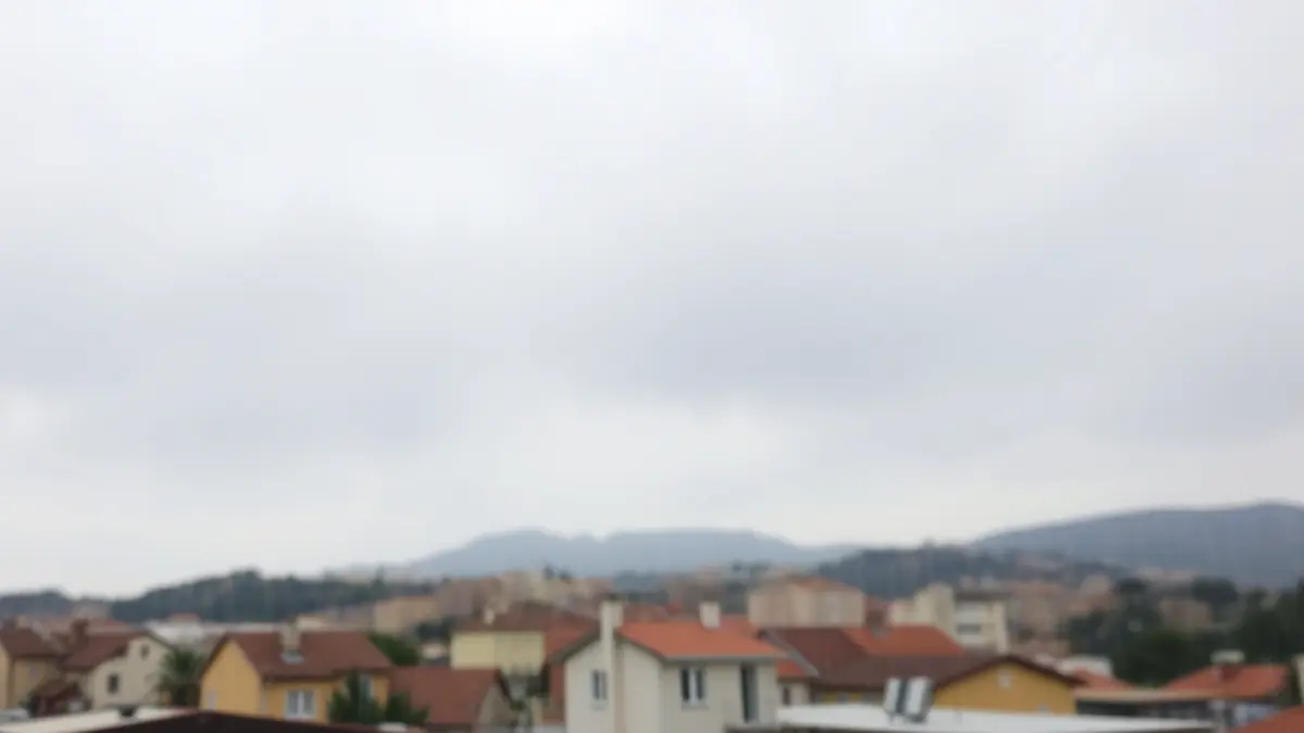 Imagen genérica de un cielo cubierto y lluvia ligera en una ciudad mediterránea.