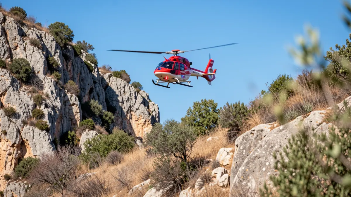Imagen genérica de un helicóptero de rescate en un parque natural mediterráneo.