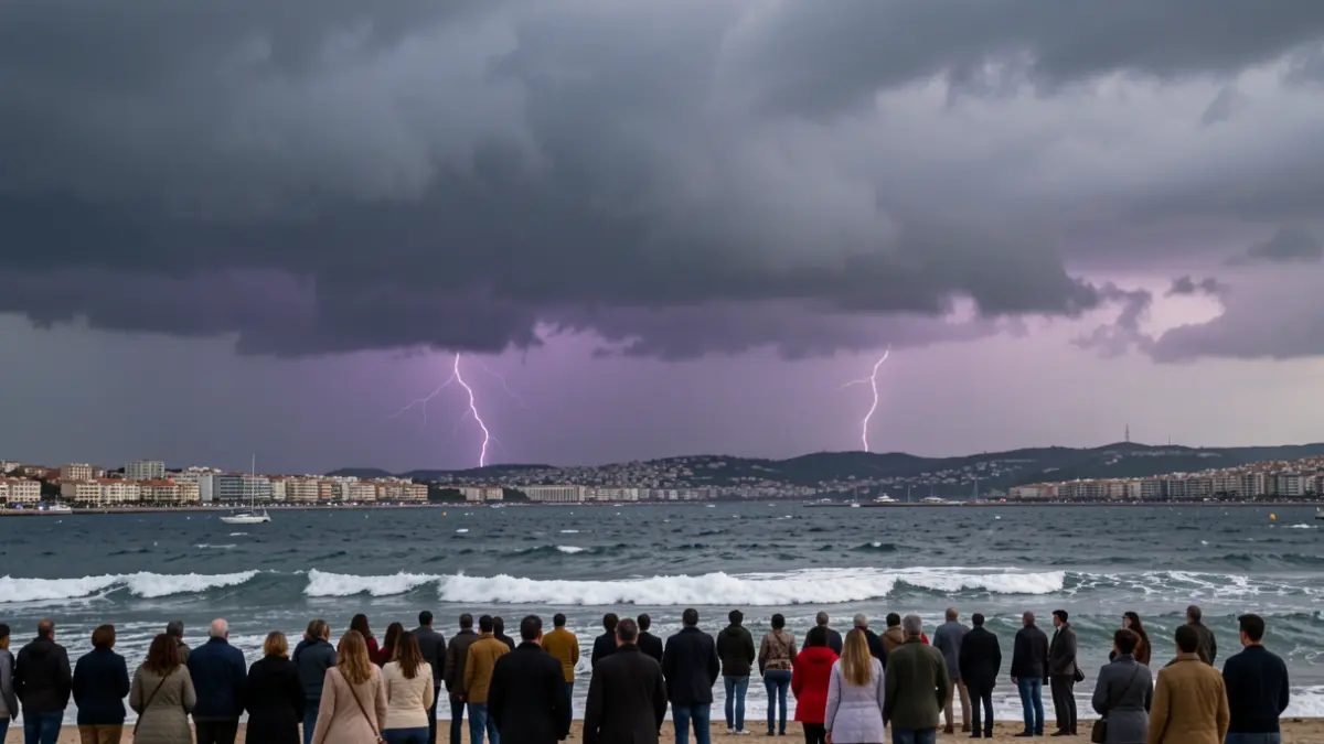 Imatge genèrica de núvols de tempesta sobre la costa mediterrània.