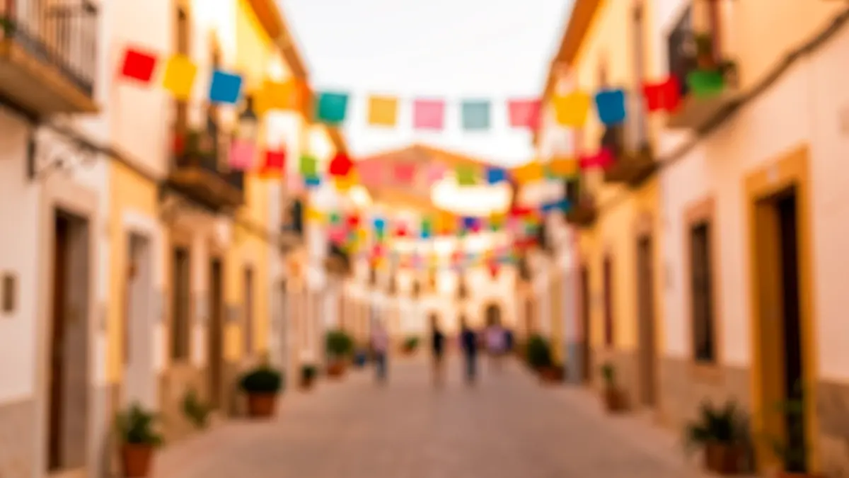 Imagen genérica de una calle de Almassora con decoraciones festivas.